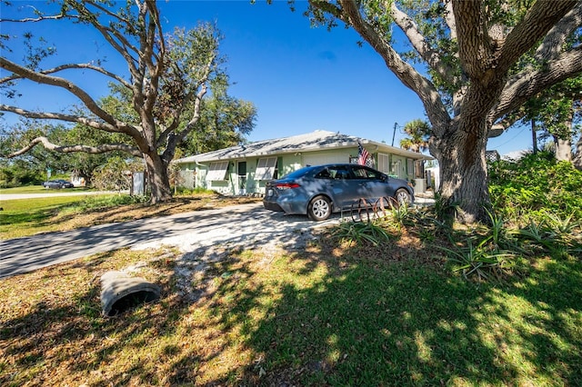 view of front facade with a front yard