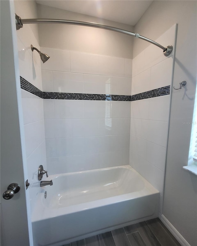 bathroom featuring tiled shower / bath