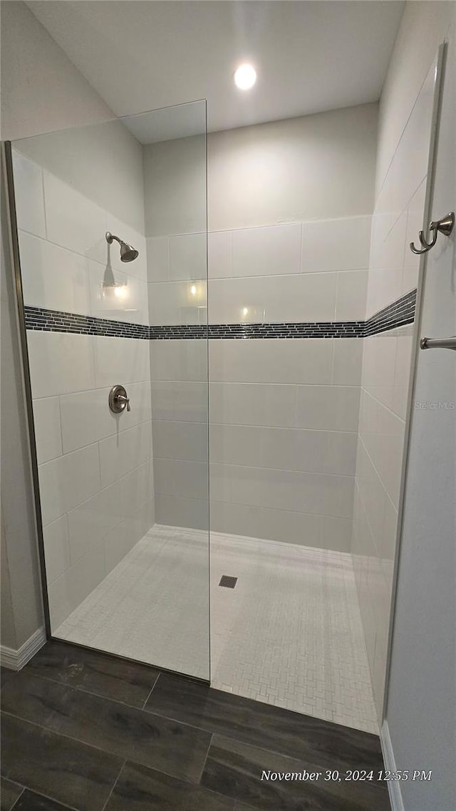 bathroom featuring a tile shower