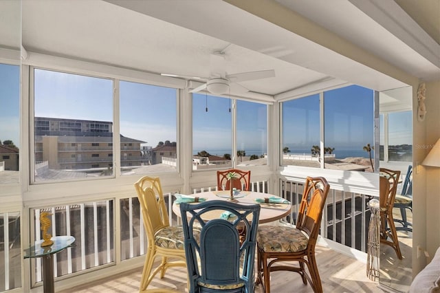 sunroom with ceiling fan