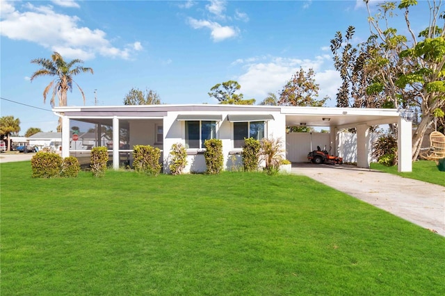 view of front of house featuring a carport and a front lawn