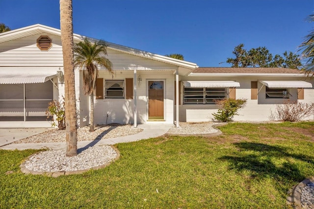 view of front of house with a front lawn