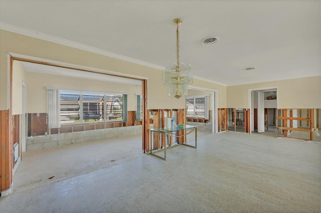 empty room with ornamental molding and a notable chandelier