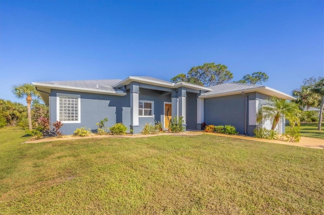 view of front of property featuring a front yard