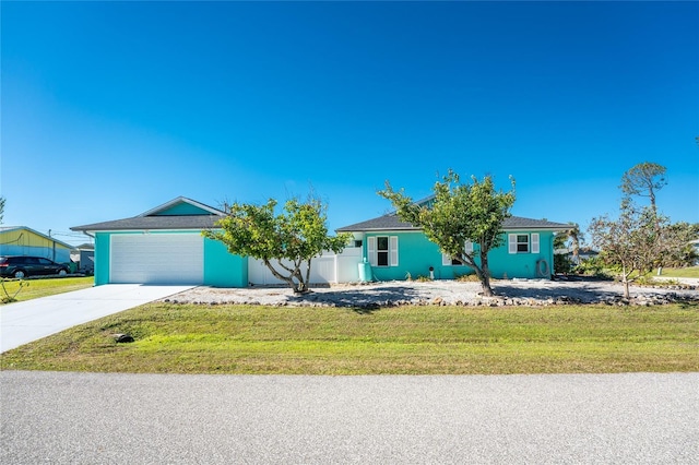 view of front facade featuring driveway, stucco siding, an attached garage, and a front yard