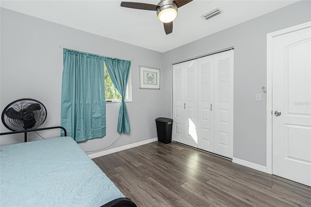 bedroom featuring ceiling fan, dark hardwood / wood-style floors, and a closet