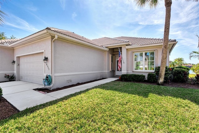 view of front of house featuring a front yard and a garage