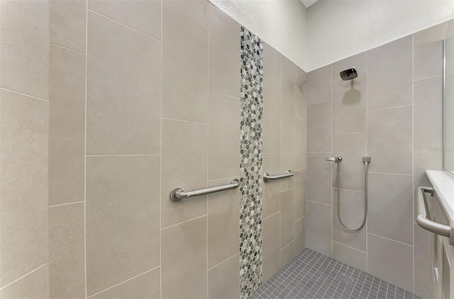 bathroom featuring a tile shower