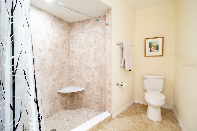 bathroom with a shower with shower curtain and toilet