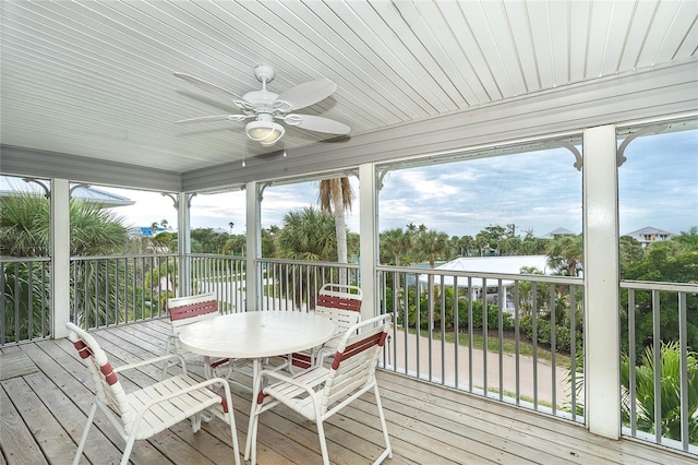 sunroom with ceiling fan