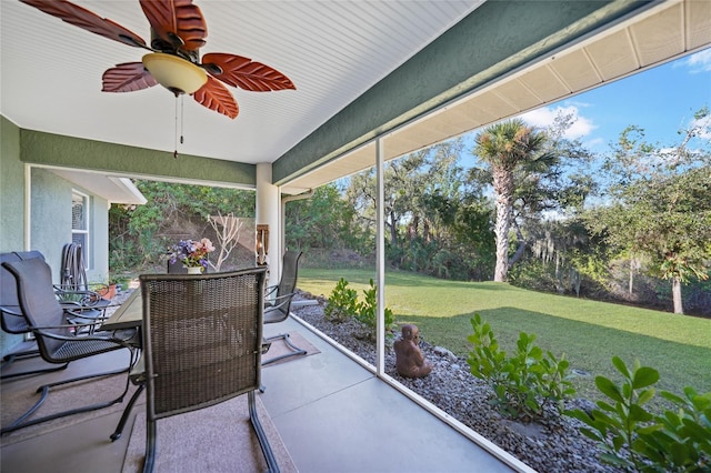 sunroom with ceiling fan