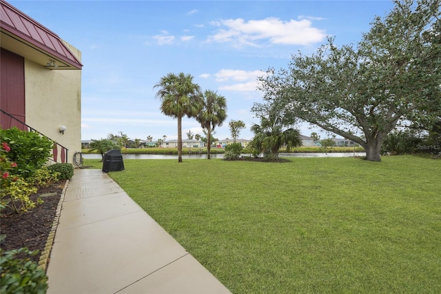 view of yard featuring a water view