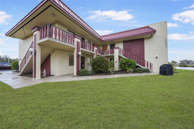 rear view of house featuring a lawn