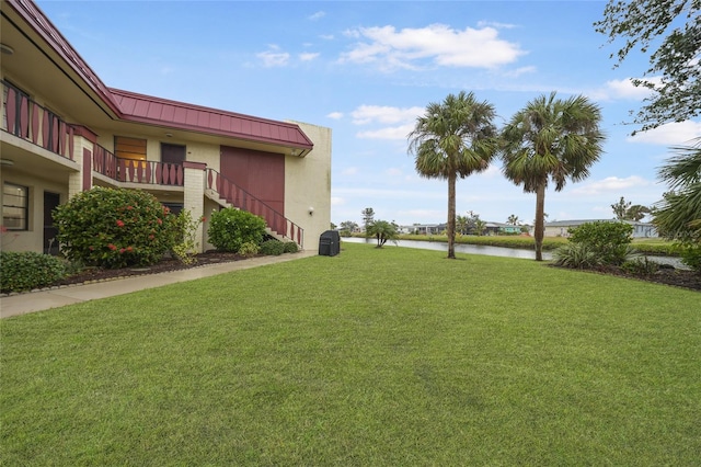 view of yard featuring a water view