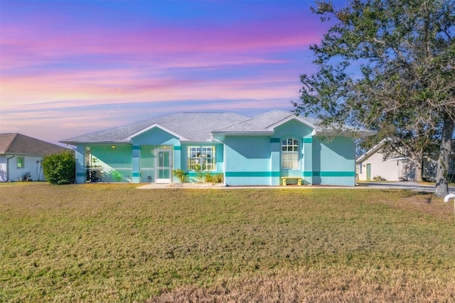 view of front of home featuring a lawn