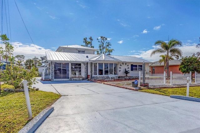 view of front of home with a front lawn