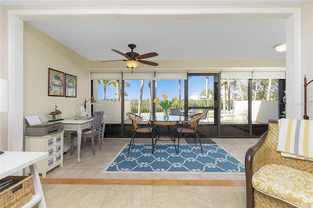 sunroom with ceiling fan