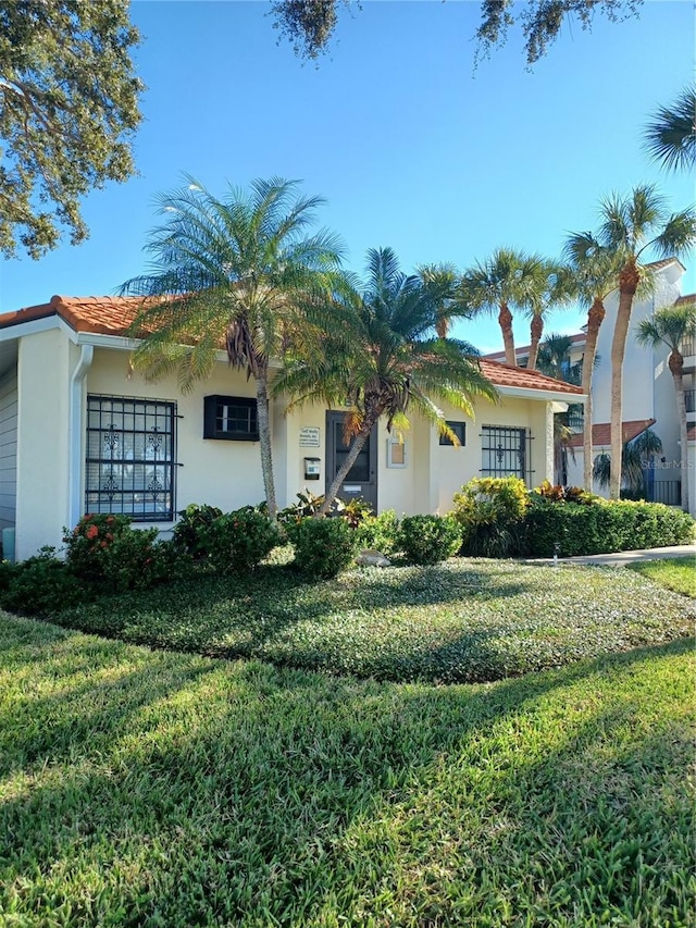 view of front of property with a front lawn