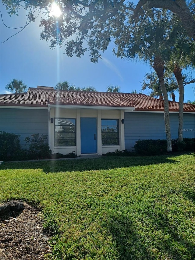 single story home with a front lawn