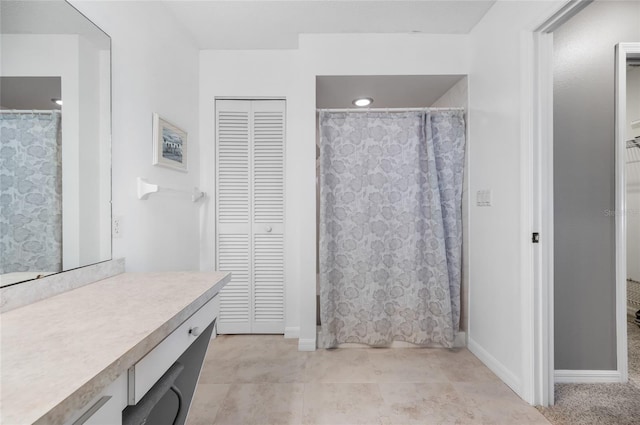 bathroom featuring a shower with curtain and vanity