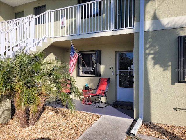 property entrance featuring a balcony