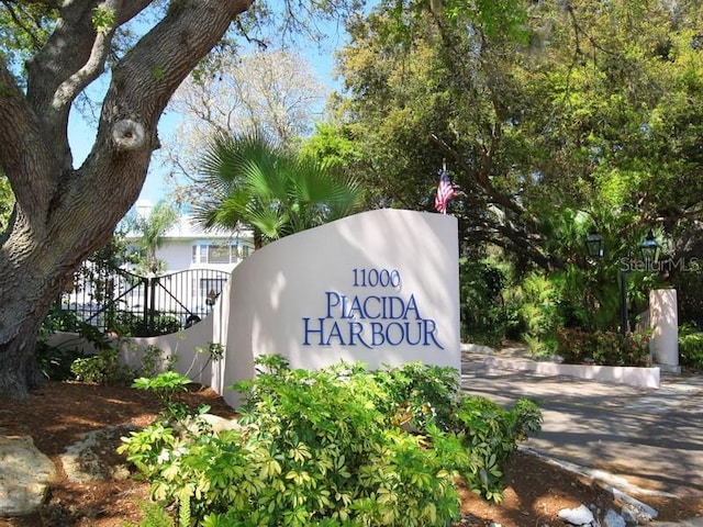 view of community / neighborhood sign