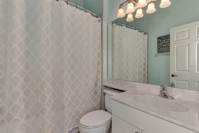 bathroom featuring a shower with curtain, vanity, and toilet