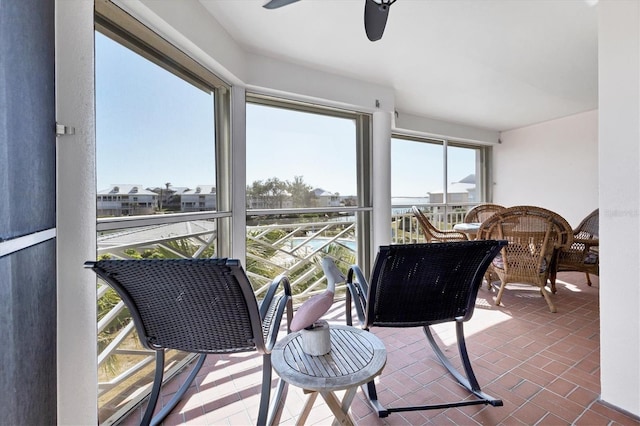 sunroom with ceiling fan