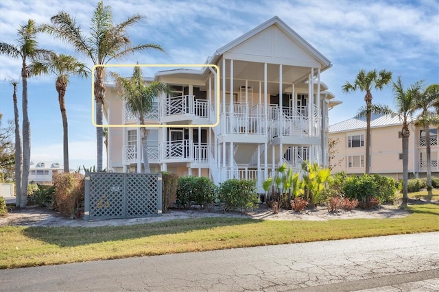 view of front of home featuring a front yard