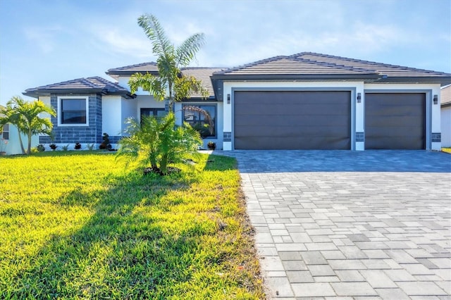 view of front of property featuring a front lawn and a garage