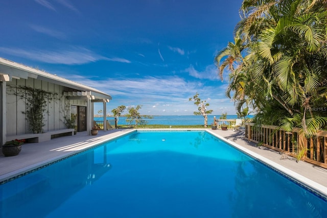 view of swimming pool featuring a water view