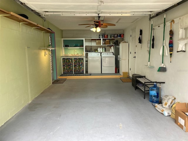 garage with ceiling fan, sink, and washer and dryer