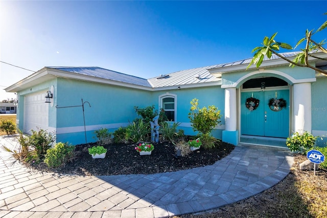 single story home featuring a garage