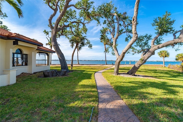 view of yard featuring a water view