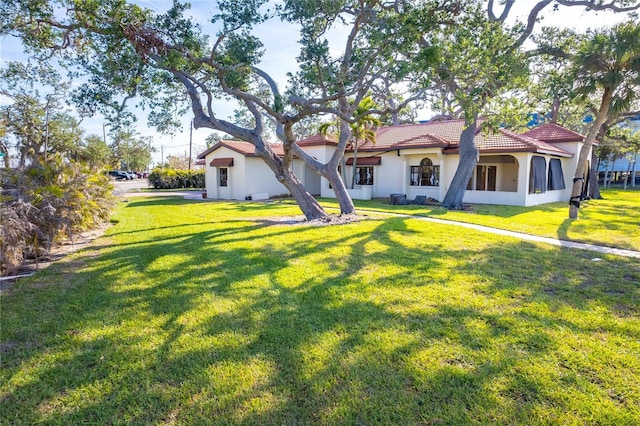 view of front of home featuring a front yard