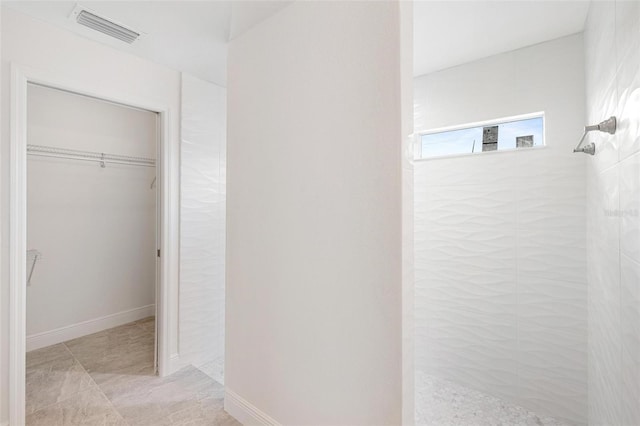 bathroom featuring a tile shower