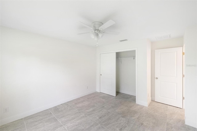 unfurnished bedroom featuring ceiling fan and a closet