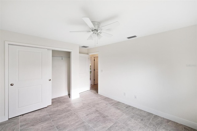 unfurnished bedroom with ceiling fan and a closet