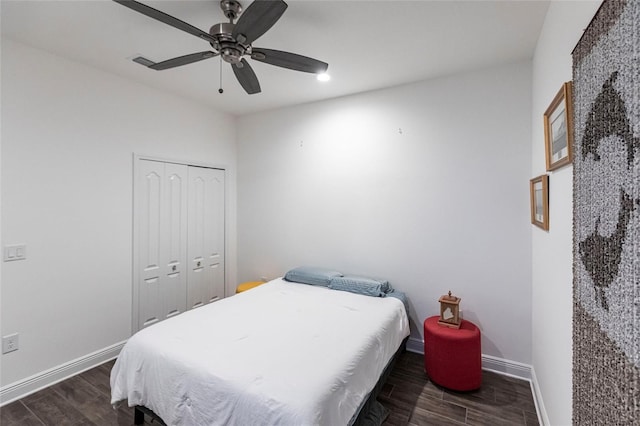 bedroom featuring ceiling fan, dark hardwood / wood-style floors, and a closet