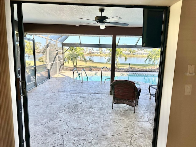 entryway featuring ceiling fan and a water view