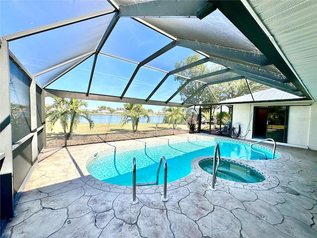 view of swimming pool with an in ground hot tub, a patio, a water view, and a lanai