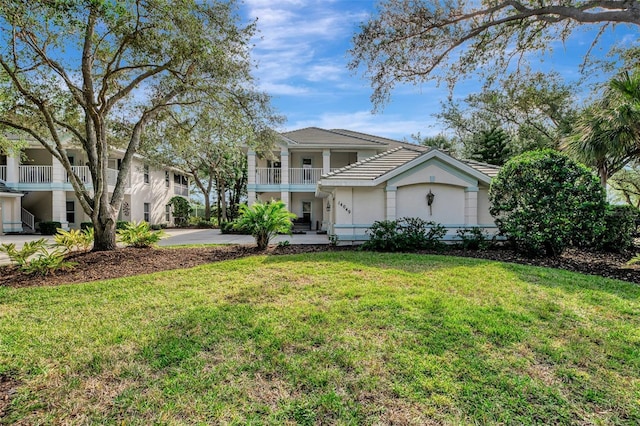 view of front of home featuring a front yard