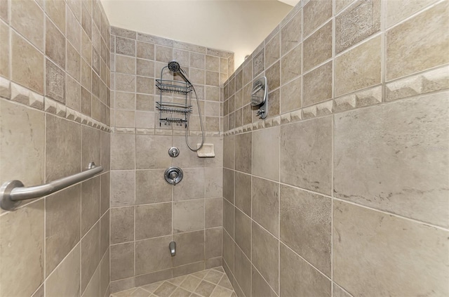 bathroom featuring a tile shower