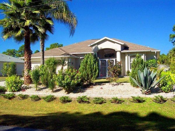 view of front facade with a front lawn