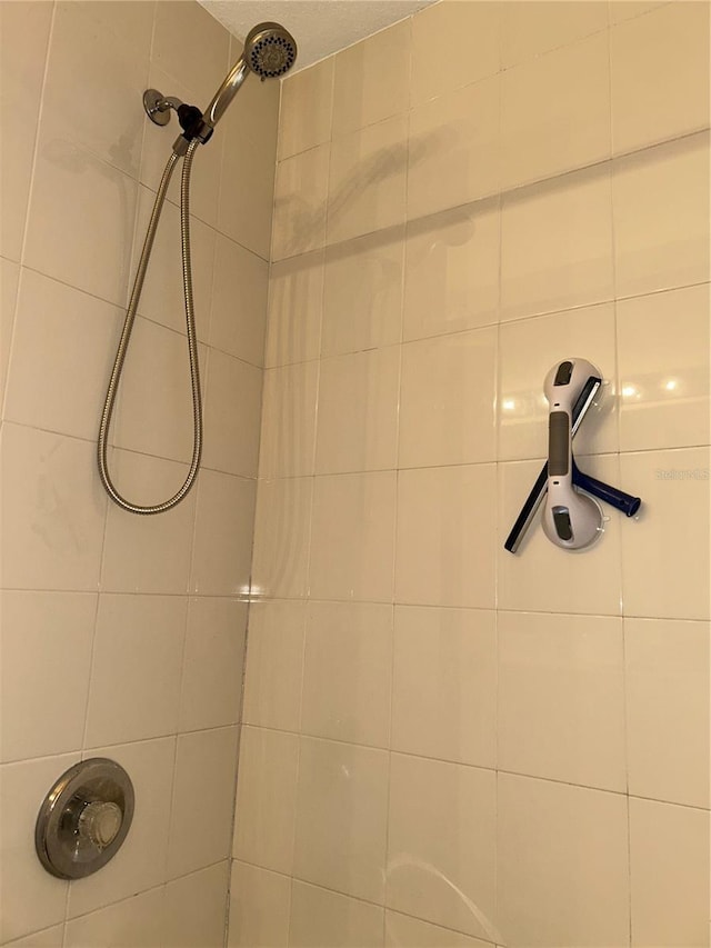 bathroom featuring a tile shower