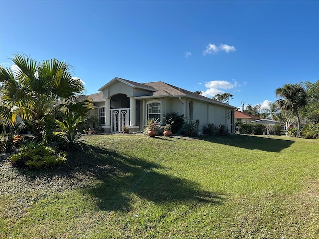 view of front facade with a front lawn