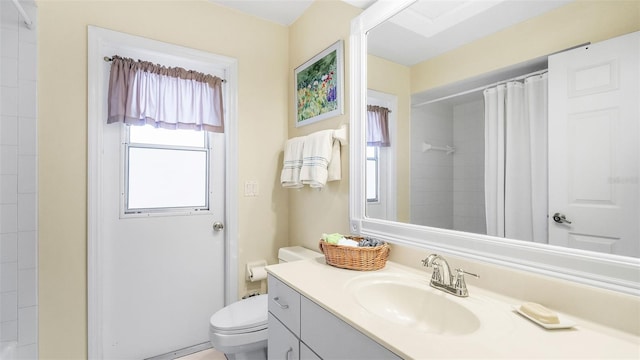 bathroom featuring a shower with curtain, vanity, and toilet