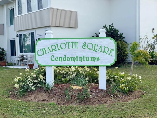 community / neighborhood sign featuring a lawn