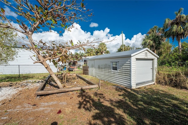 view of yard with an outbuilding