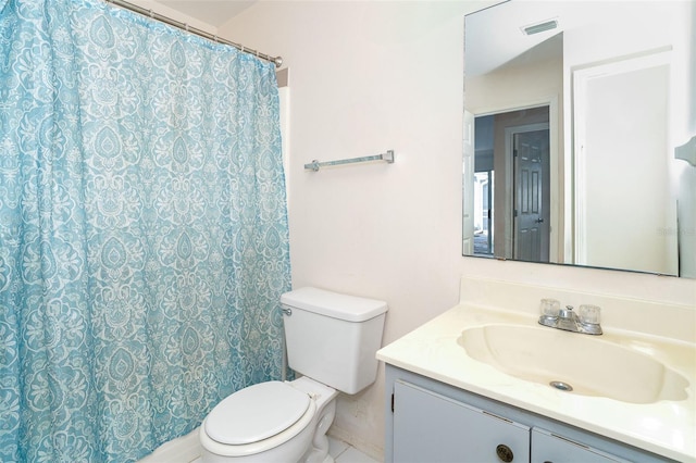 bathroom with a shower with curtain, vanity, and toilet